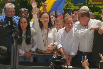 lider-da-oposicao-da-venezuela-participa-de-protesto-marcando-um-mes-da-eleicao