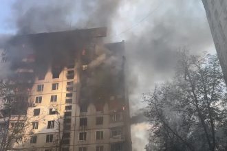 ataque-russo-contra-kharkiv-deixa-6-mortos-e-55-feridos,-dizem-autoridades