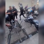 video:-pm-joga-bicicleta-de-homem-no-lixo-e-tem-moto-empurrada-em-confusao-no-rio