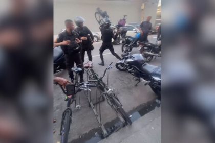 video:-pm-joga-bicicleta-de-homem-no-lixo-e-tem-moto-empurrada-em-confusao-no-rio