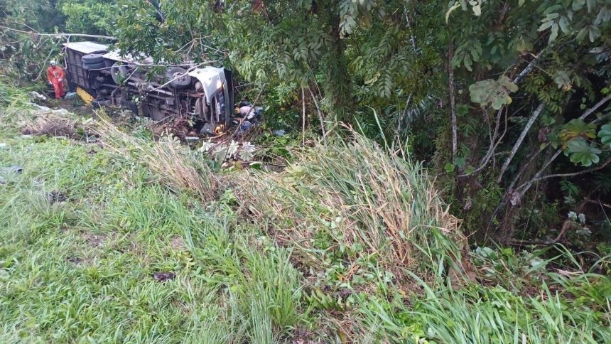 acidente-com-onibus-deixa-quatro-mortos-e-17-feridos-em-rodovia-na-bahia