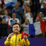 paris-2024:-vitor-tavares-e-bronze-na-classe-simples-sh6-do-badminton