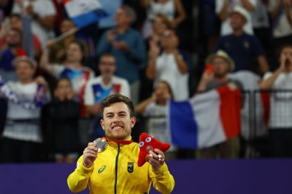 paris-2024:-vitor-tavares-e-bronze-na-classe-simples-sh6-do-badminton