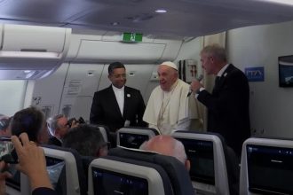 papa-francisco-desembarca-na-indonesia-e-da-inicio-a-viagem-pela-asia