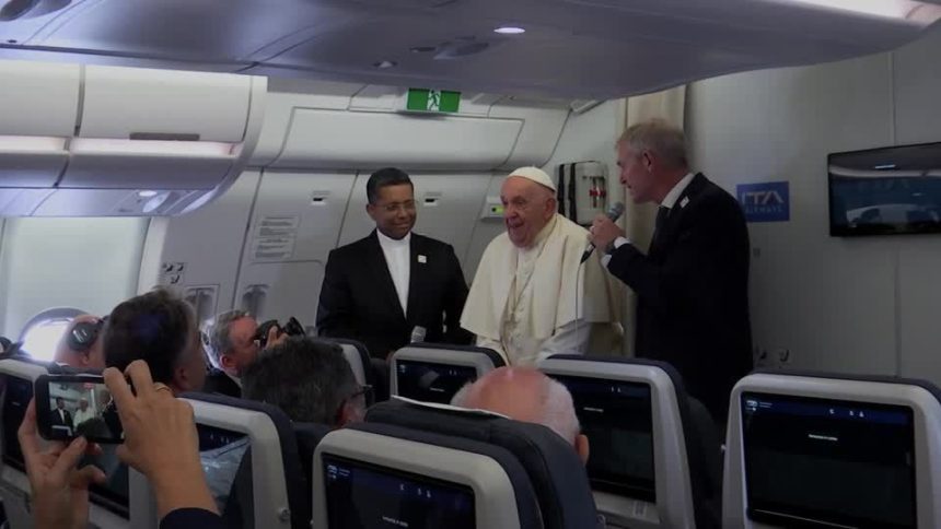 papa-francisco-desembarca-na-indonesia-e-da-inicio-a-viagem-pela-asia