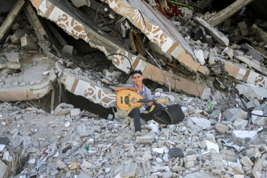 adolescente-de-gaza-canta-para-criancas-que-enfrentam-horrores-diarios-da-guerra