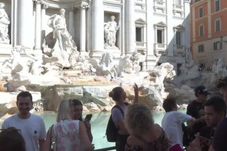 roma-considera-limitar-acesso-de-turistas-a-fontana-di-trevi