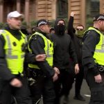 manifestantes-anti-racismo-e-anti-imigracao-se-enfrentam-na-escocia