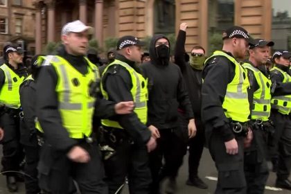 manifestantes-anti-racismo-e-anti-imigracao-se-enfrentam-na-escocia