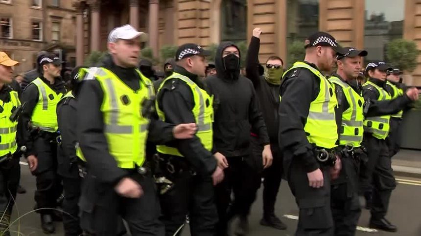 manifestantes-anti-racismo-e-anti-imigracao-se-enfrentam-na-escocia