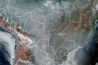 brasil-esta-coberto-por-“enorme-nuvem-de-fumaca”,-afirma-climatempo