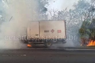 caminhao-com-6-mil-dinamites-pega-fogo-em-rodovia-no-interior-de-sp