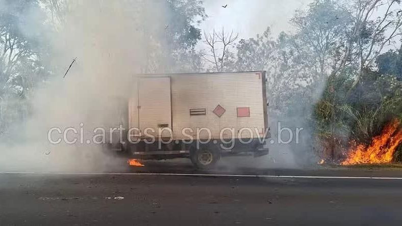 caminhao-com-6-mil-dinamites-pega-fogo-em-rodovia-no-interior-de-sp