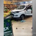 em-dia-de-furia,-motorista-invade-supermercado-apos-bmw-pegar-fogo-em-salvador