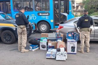 suspeita-de-furtar-lojas-no-rj-e-presa-pela-prf-com-carro-cheio-de-mercadorias