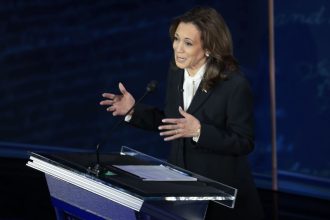 analise:-kamala-usou-elementos-tipicos-de-trump-com-deboches-e-frases-de-efeito