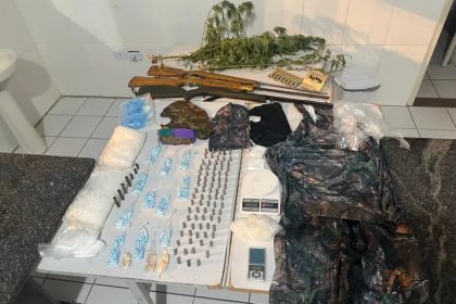 pm-apreende-armas,-drogas-e-pes-de-maconha-em-operacao-no-interior-de-vereda