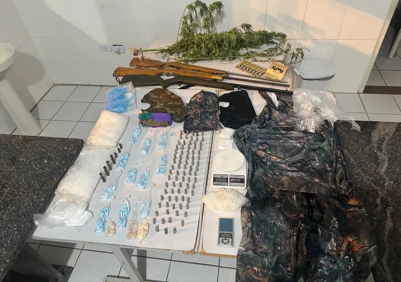 pm-apreende-armas,-drogas-e-pes-de-maconha-em-operacao-no-interior-de-vereda