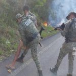 policia-flagra-homem-incendiando-vegetacao-as-margens-da-ba-001-em-porto-seguro