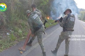 policia-flagra-homem-incendiando-vegetacao-as-margens-da-ba-001-em-porto-seguro