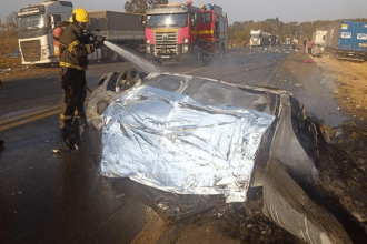 colisao-entre-dois-carros-e-caminhao-deixa-quatro-mortos-em-patrocinio-(mg)