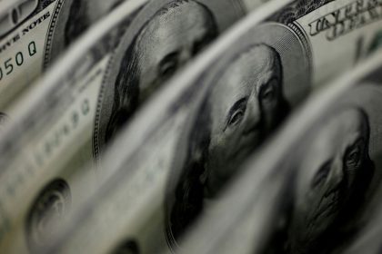 dolar-cai-para-r$-5,51-a-espera-de-juros-no-brasil-e-nos-eua