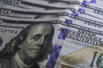 dolar-cai-para-r$-5,48-a-espera-de-juros-no-brasil-e-nos-eua