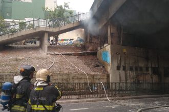 incendio-em-viaduto-e-controlado,-mas-transito-fica-caotico-em-sp;-veja