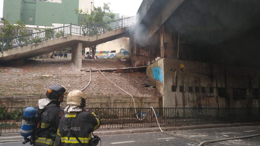 incendio-em-viaduto-e-controlado,-mas-transito-fica-caotico-em-sp;-veja