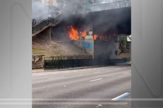 incendio-atinge-viaduto-no-centro-de-sp-e-interdita-transito