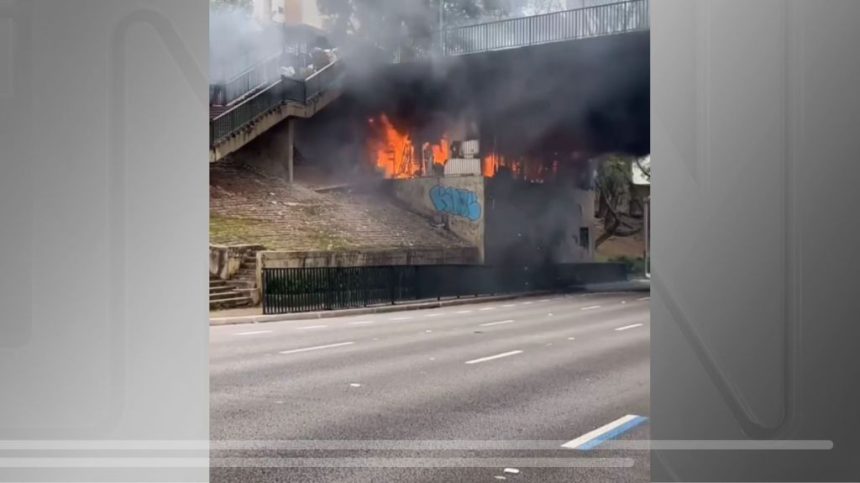 incendio-atinge-viaduto-no-centro-de-sp-e-interdita-transito