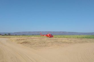 ha-30-dias-em-chamas,-oeste-baiano-recebe-apoio-de-helicoptero-dos-bombeiros