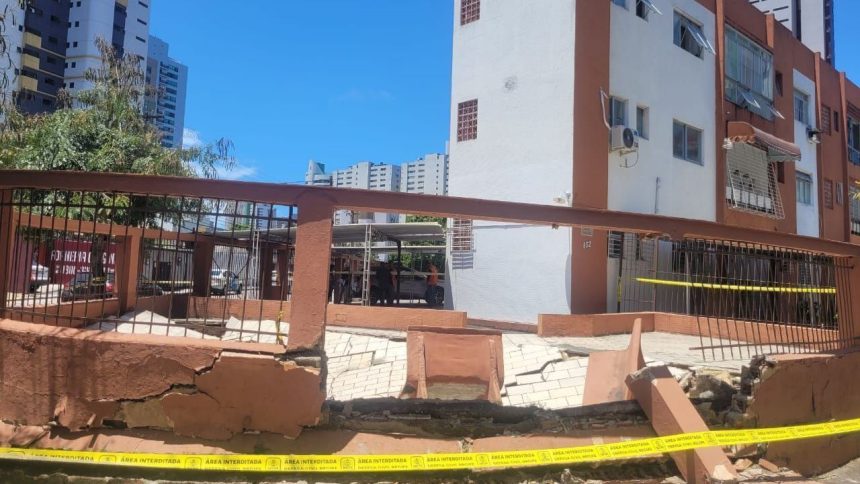 predio-e-evacuado-apos-afundamento-de-fossa-no-recife