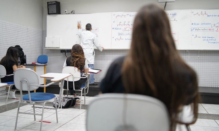 proibir-celular-na-escola-e-respeito-ao-professor,-diz-secretario-de-educacao-do-rj-a-cnn