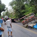 acidente-na-ba-120:-caminhao-carregado-de-bananas-capota-entre-ibirataia-e-gandu