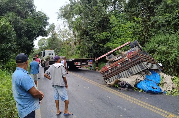 acidente-na-ba-120:-caminhao-carregado-de-bananas-capota-entre-ibirataia-e-gandu