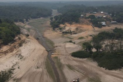 rio-negro-atinge-4a-menor-cota-desde-1902-em-manaus,-indica-sgb