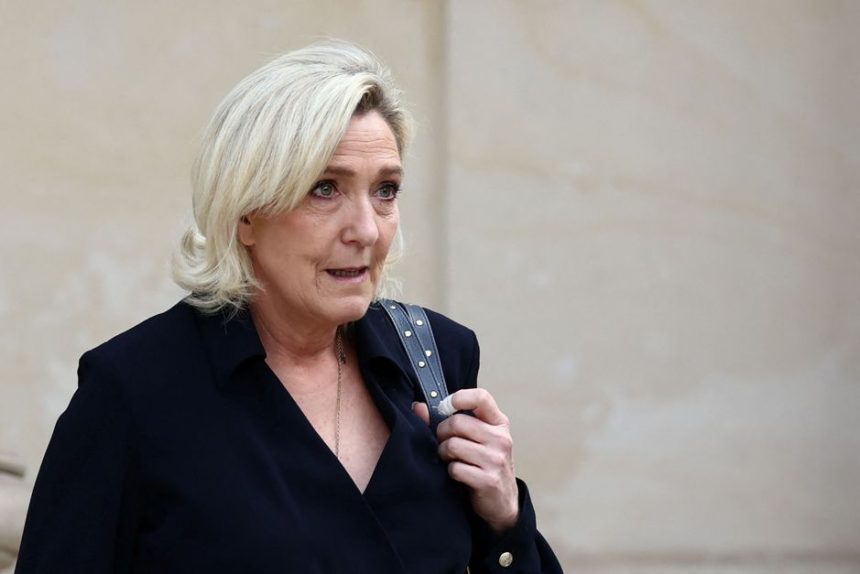 le-pen-enfrenta-julgamento-por-suposto-uso-indevido-de-fundos-da-uniao-europeia