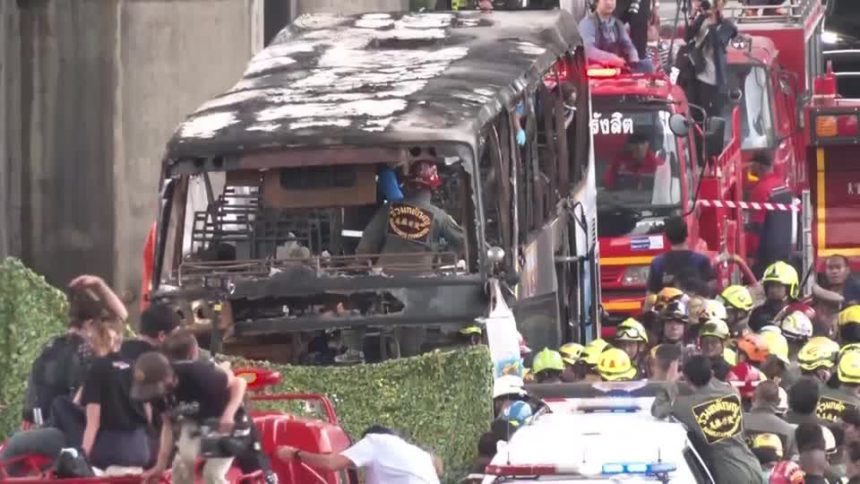 incendio-em-onibus-escolar-na-tailandia-mata-mais-de-20