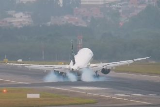 camera-flagra-imagem-impressionante-de-aviao-pousando-de-lado-em-guarulhos;-veja