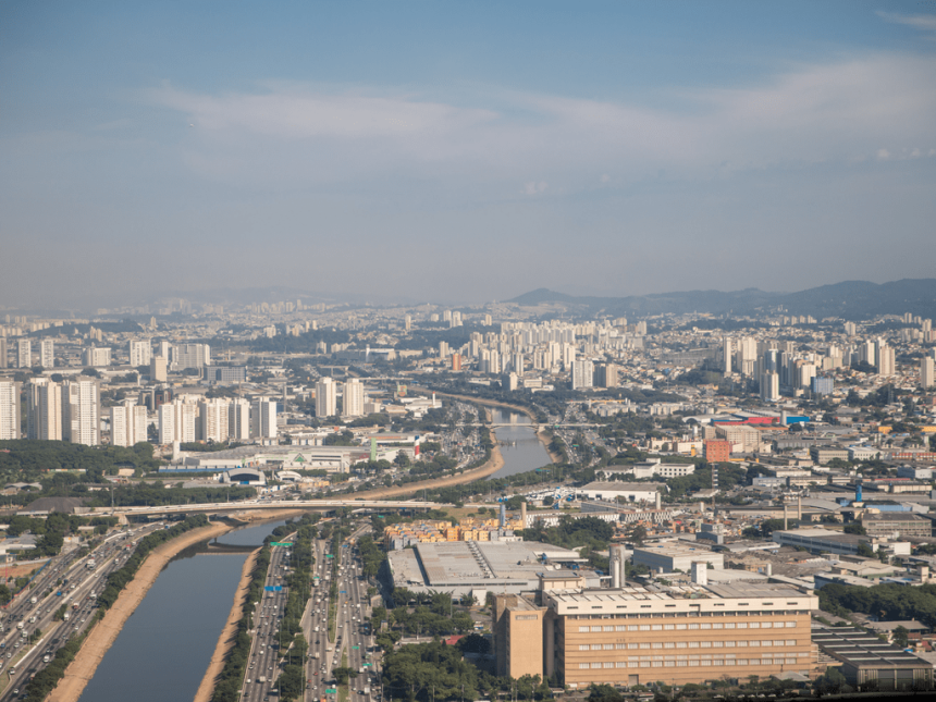 assaltantes-fogem-da-pm-pela-tubulacao-do-rio-tiete-apos-roubo-de-carga-em-sp