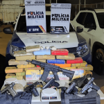 policia-apreende-fuzil,-seis-pistolas,-dois-coletes-e-34-tabletes-de-drogas-em-mt