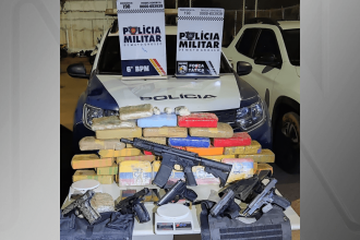 policia-apreende-fuzil,-seis-pistolas,-dois-coletes-e-34-tabletes-de-drogas-em-mt