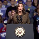 analise:-kamala-harris-demonstra-uma-linha-de-buscar-voto-moderado-sem-perder-voto-da-esquerda