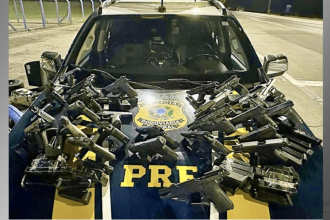 video:-prf-apreende-arsenal-de-armas-com-casal-no-parana