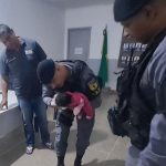 policiais-salvam-bebe-com-dois-dias-de-vida-que-estava-engasgada