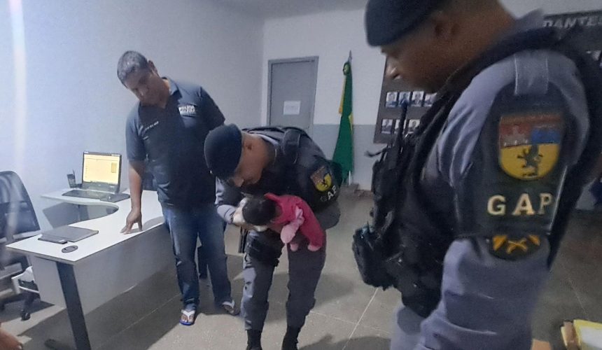 policiais-salvam-bebe-com-dois-dias-de-vida-que-estava-engasgada