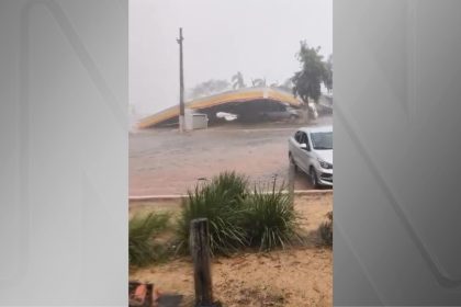 cidade-em-mg-e-atingida-por-vendaval-e-posto-de-combustivel-desaba;-veja-imagens