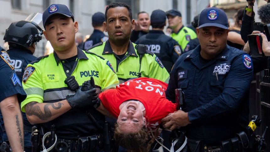 mais-de-200-manifestantes-sao-presos-em-protestos-pro-palestina-em-nova-york