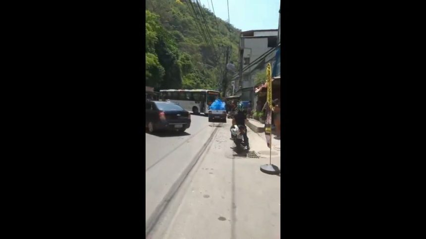 criminosos-tomam-onibus-para-fazer-barricada-no-rj;-veja-videos